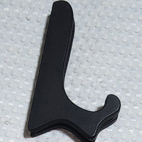 VINTAGE HALLMARK EUC 1987 CHRISTMAS SKATING PEWTER PLATE WITH STAND - Picture 3 of 3